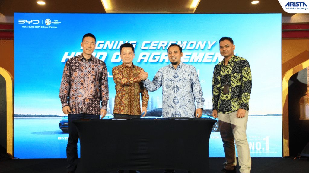 penandatanganan Head of Agreement yang dilakukan oleh Presiden Direktur BYD Motor Indonesia Eagle Zhou dengan Direktur Utama PLN Icon Plus Ari Rahmat Indra Cahyadi