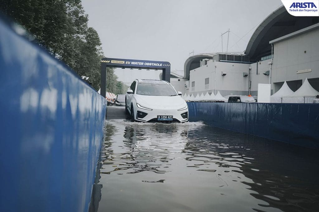 mobil listrik kondisi hujan