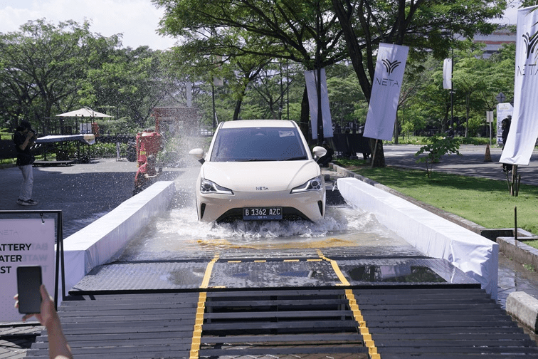 tips aman berkendara mobil listrik saat genangan air dan banjir