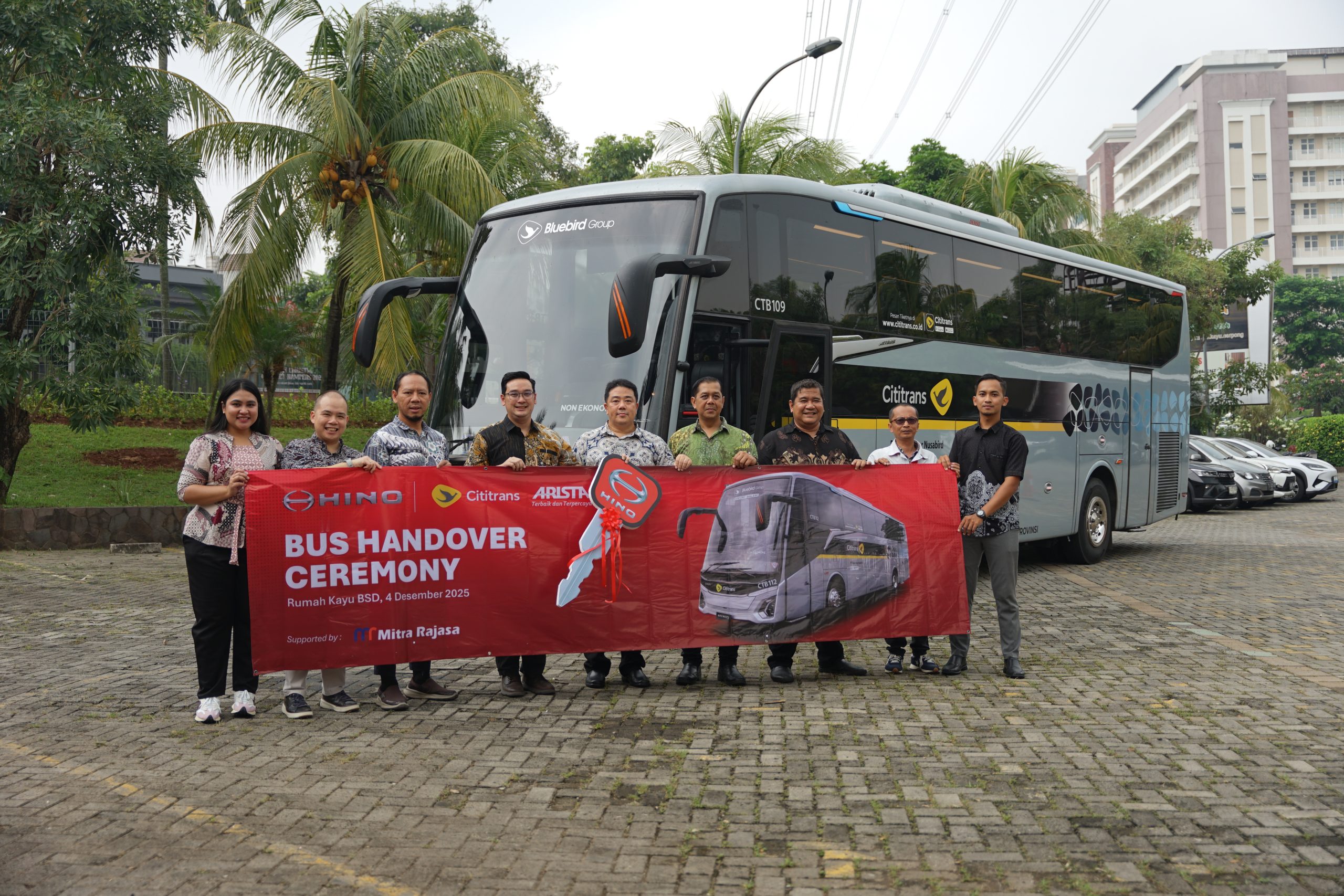 Hino Arista serahkan 10 unit Hino RM 280 ABS