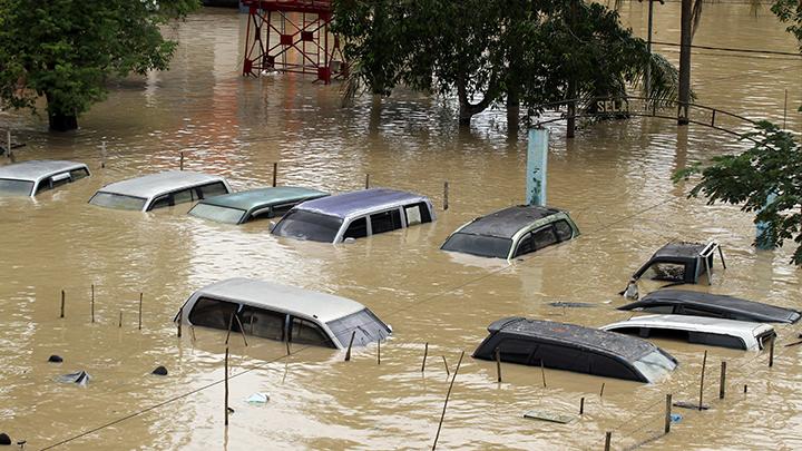 cara mengatasi mobil terendam banjir